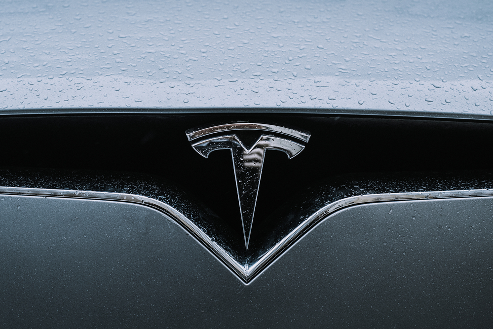 close-up van het Tesla logo op een auto
